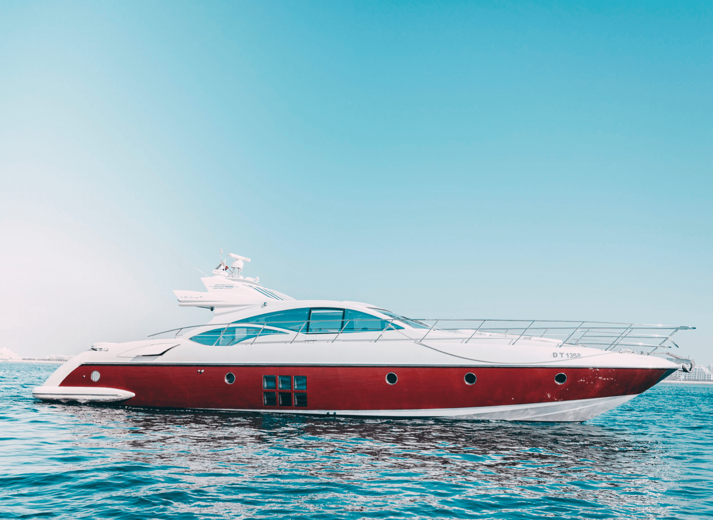 Дубай: аренда частной роскошной яхты Sura 68 футов