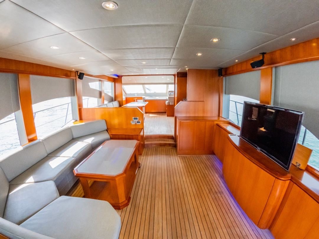 Дубай: аренда частной роскошной яхты Lana 62 фута