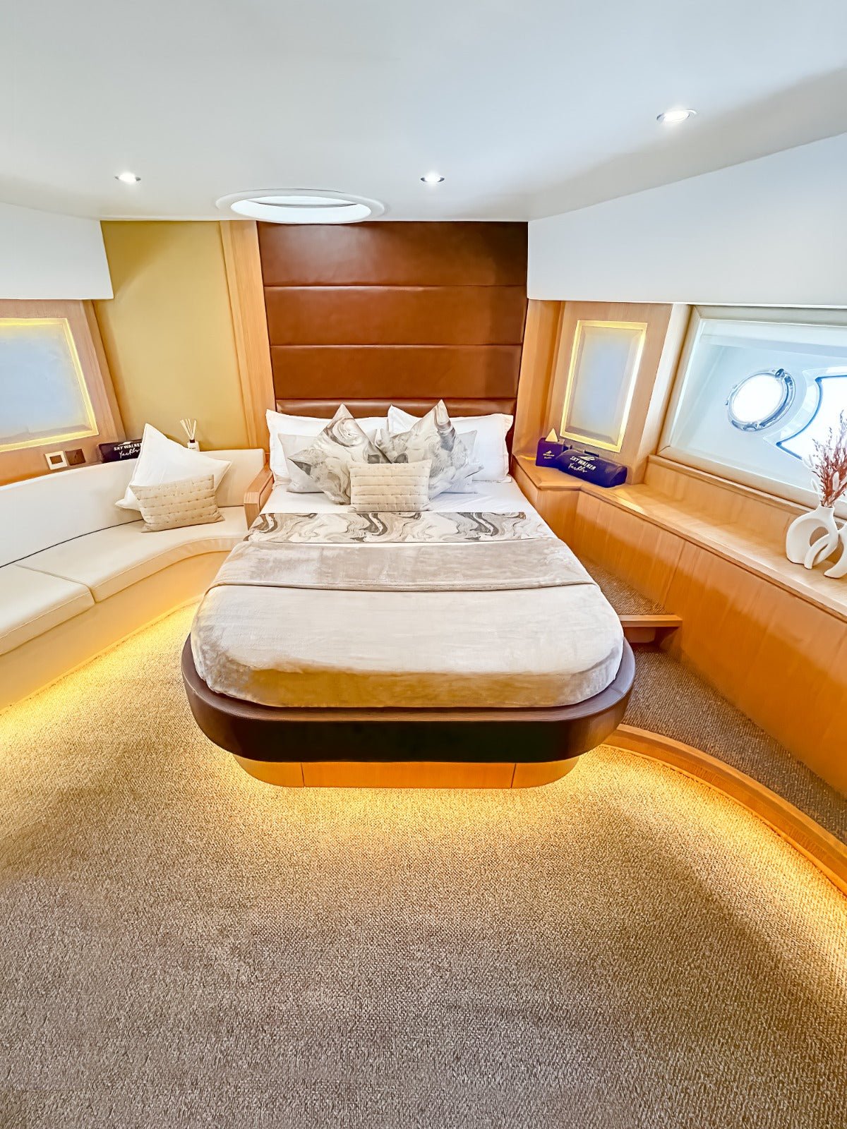 Dubai: Privatvermietung einer Astra 76 Fuß Luxusyacht