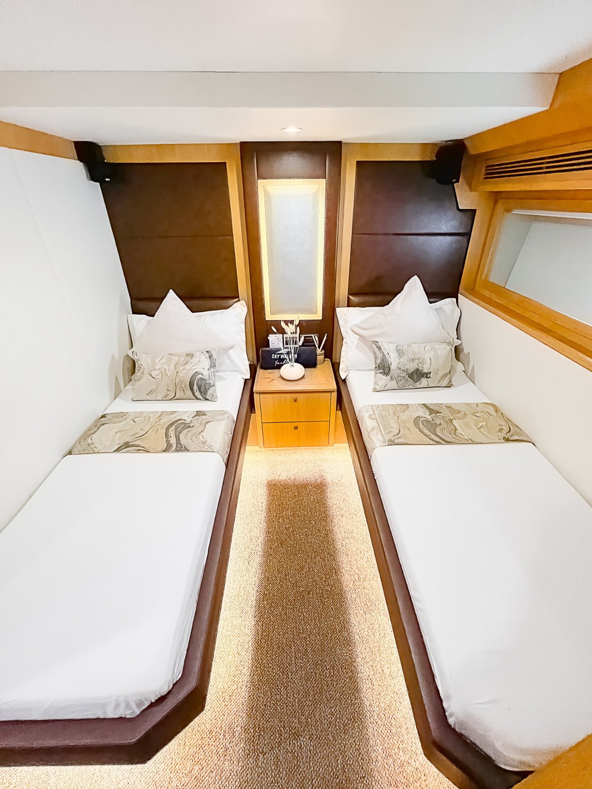 Dubai: Privatvermietung einer Astra 76 Fuß Luxusyacht
