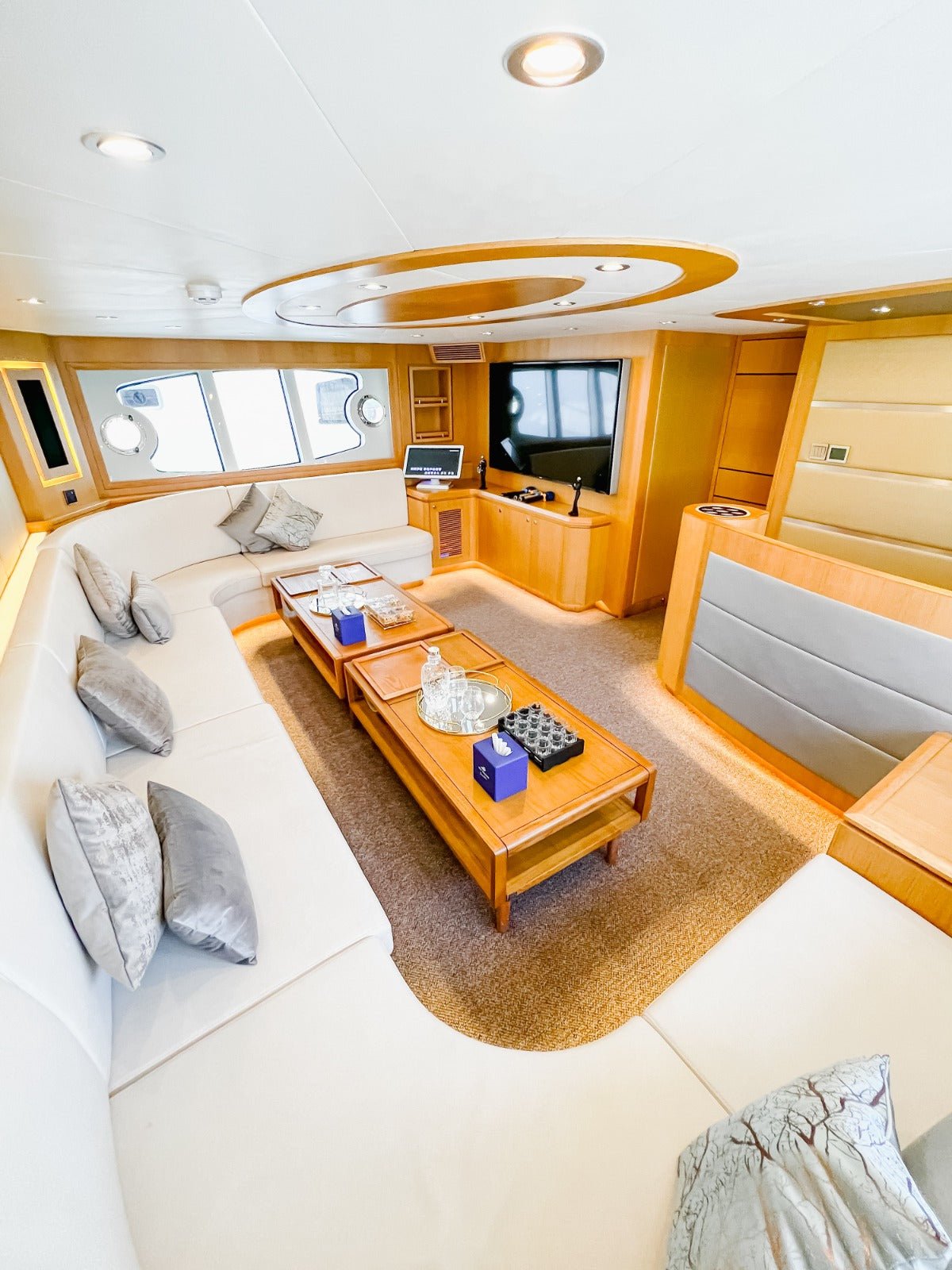 Dubai: Privatvermietung einer Astra 76 Fuß Luxusyacht