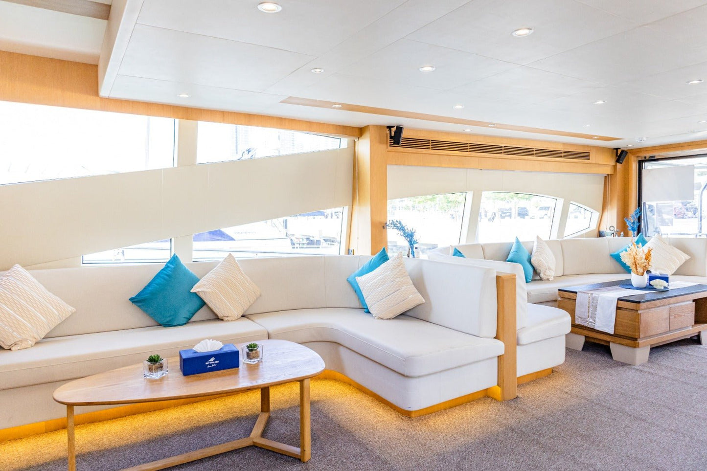 Dubai: Privatvermietung einer Astra 76 Fuß Luxusyacht