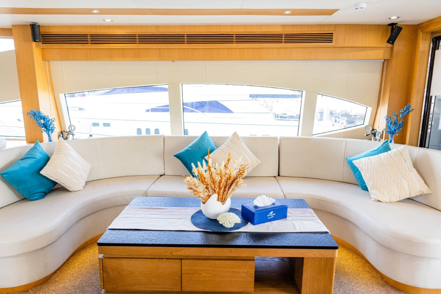 Dubai: Privatvermietung einer Astra 76 Fuß Luxusyacht
