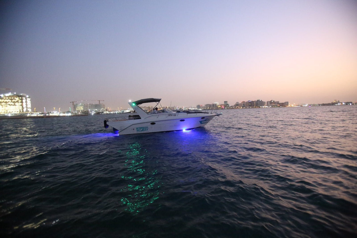 Doha: rejs statkiem o zachodzie słońca i nocą wzdłuż promenady Doha