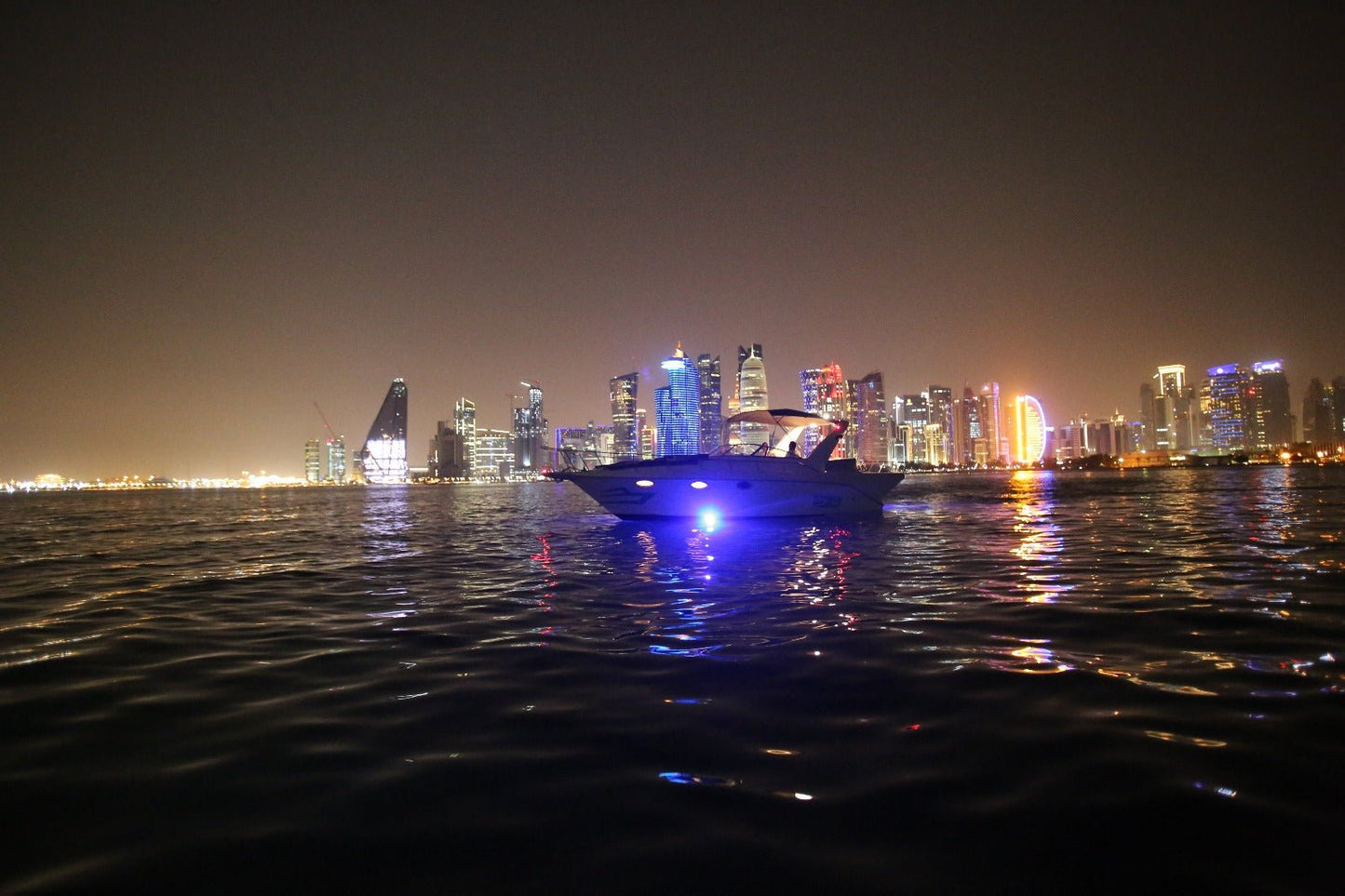 Doha: rejs statkiem o zachodzie słońca i nocą wzdłuż promenady Doha