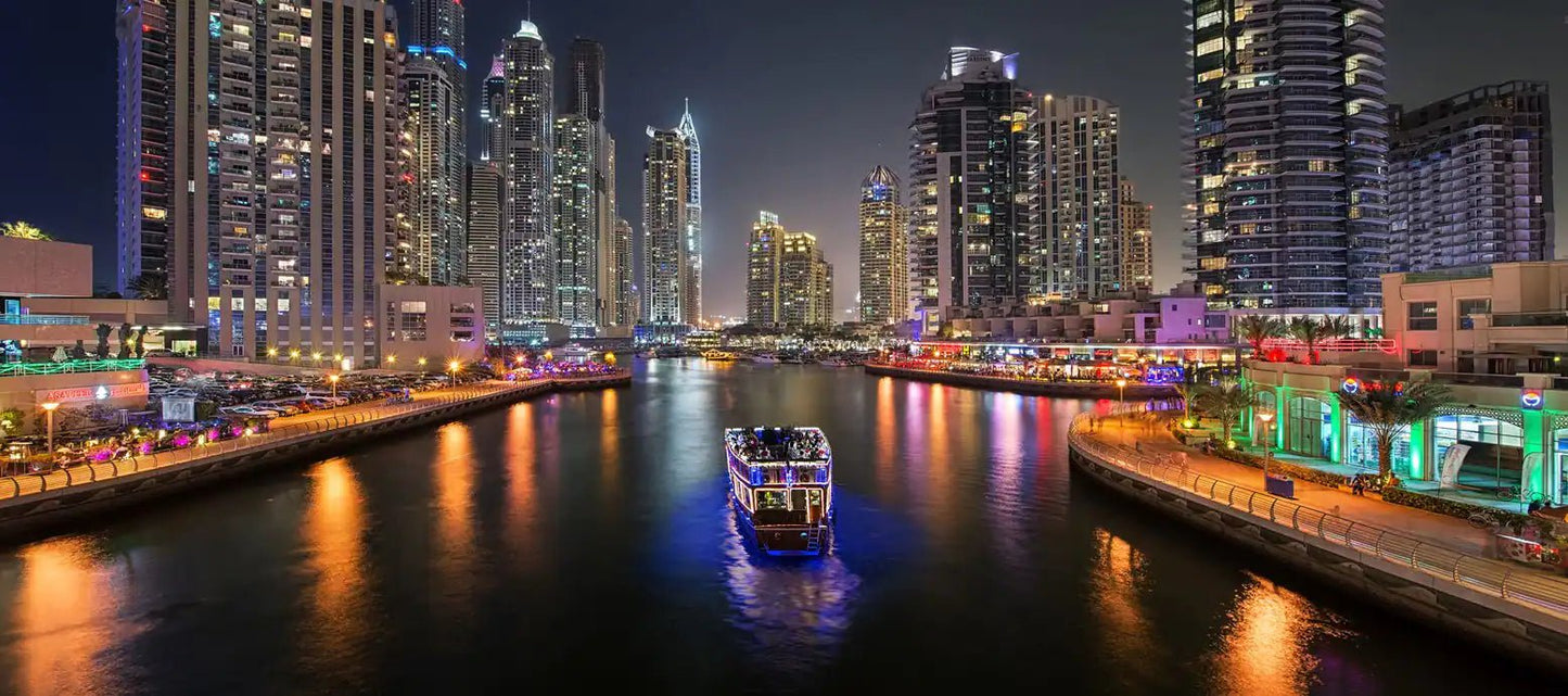 Dubai: excursão noturna pela costa do iate de luxo Burj com churrasco ao vivo