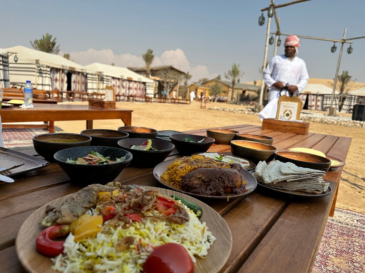 Dubai: Rote Dünen mit dem Quad, Kamelritt, Sandboarding und BBQ im Al Khayma Camp