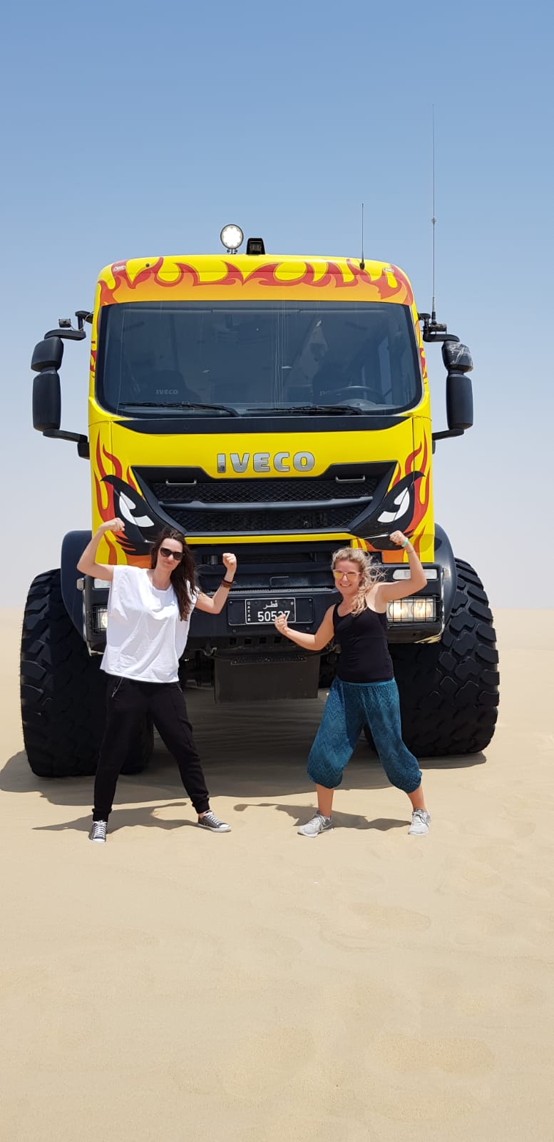 Doha : visite en bus monstre dans le désert de Sealine