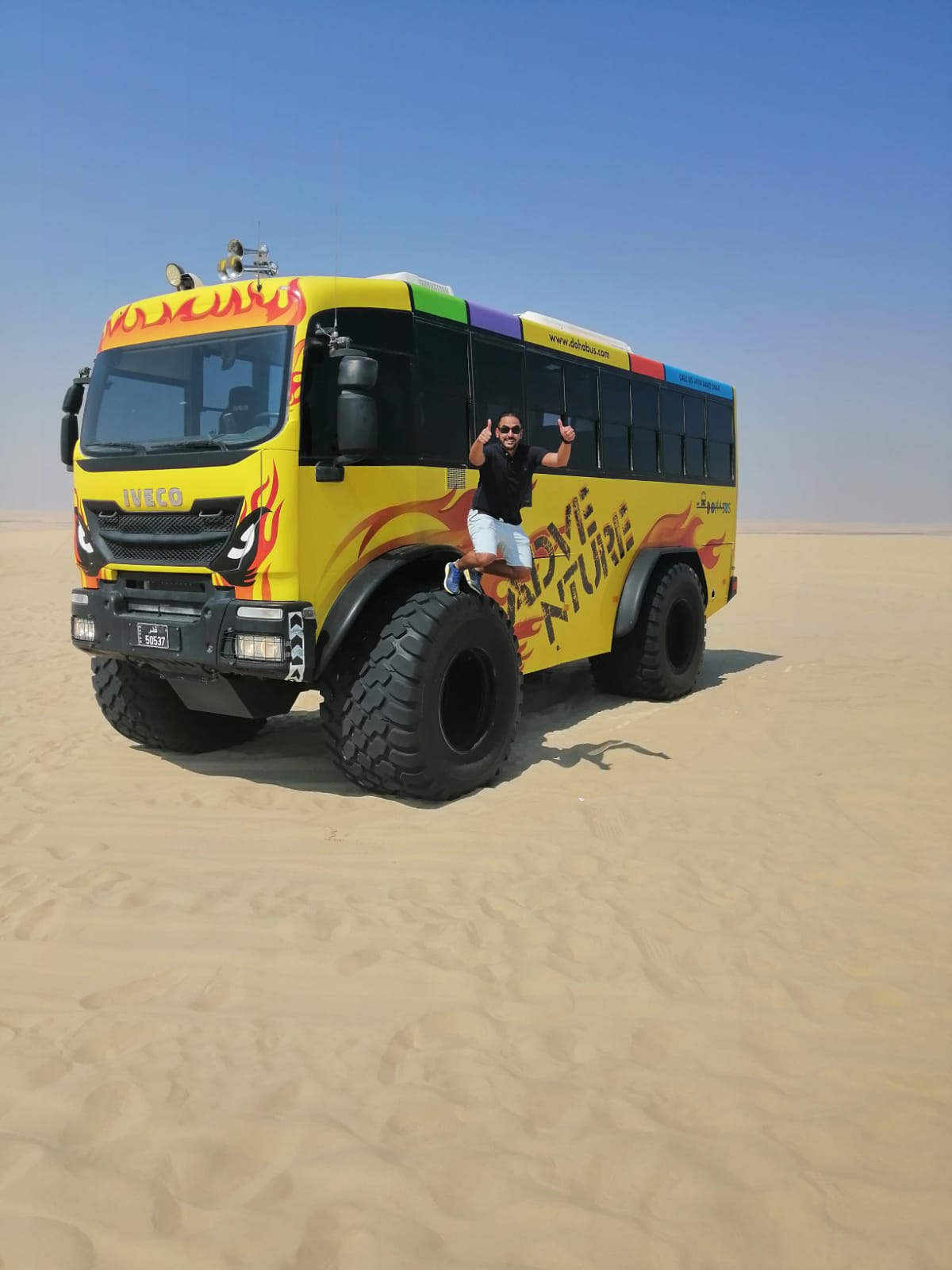 Doha : visite en bus monstre dans le désert de Sealine