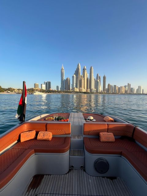 Dubai: passeio privado de lancha premium com natação em Palm Jumeirah