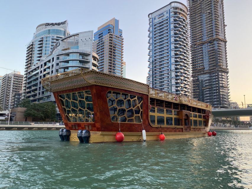 Dubai Marina: cina croaziera intr-o barca traditionala