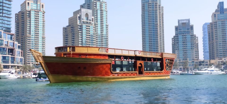 مرسى دبي: رحلة عشاء بحرية على متن قارب تقليدي