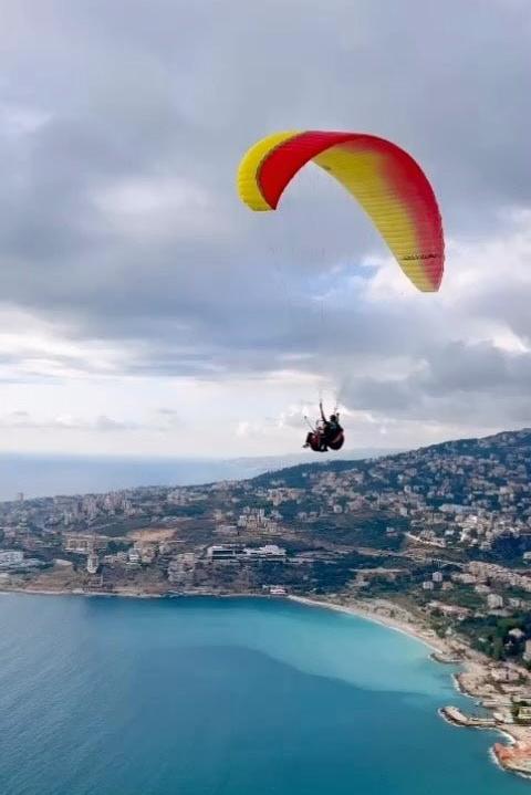 Jounieh: Paragliding-Aktivität mit Pilotin