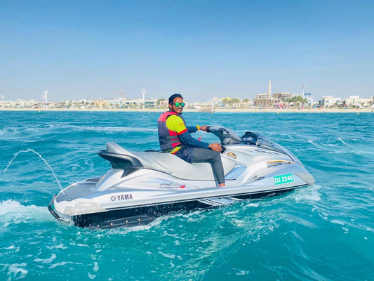 Dubai: passeio guiado de jet ski com vista para o horizonte da cidade
