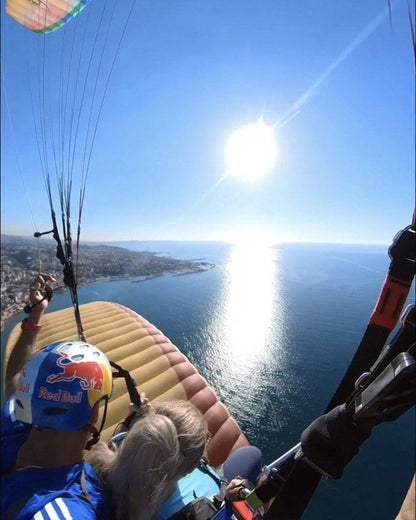 Jounieh: Activitate de parapantă cu pilot feminin