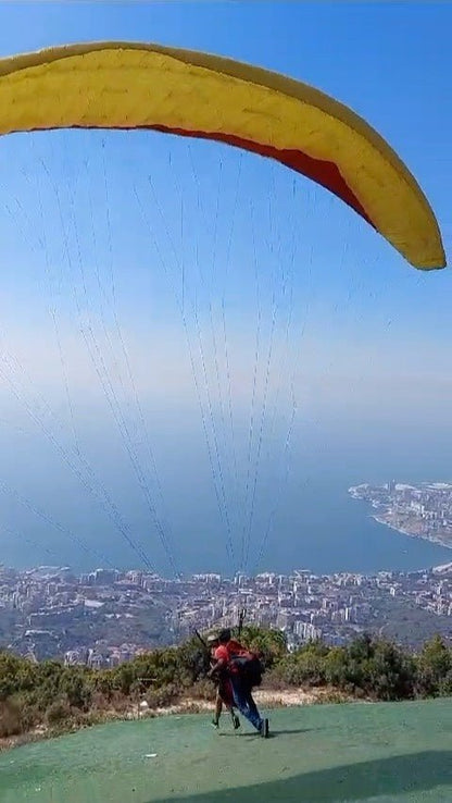 Jounieh: Activitate de parapantă cu pilot feminin
