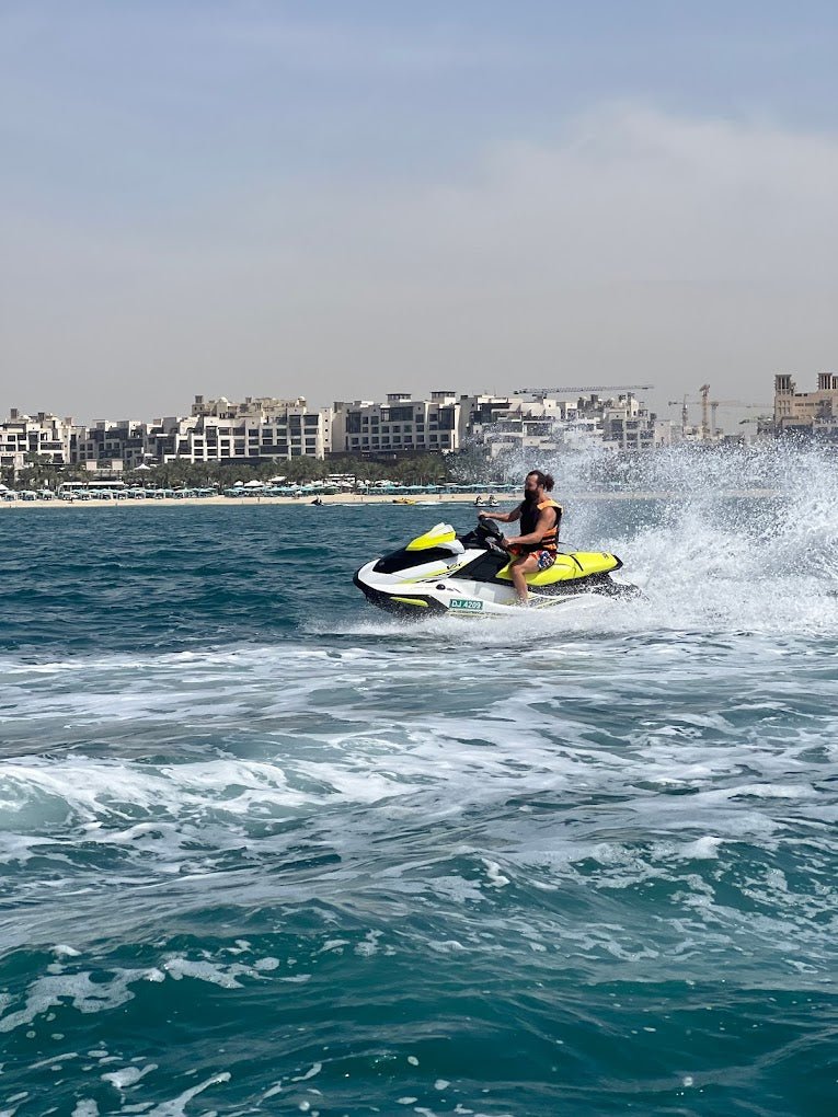 Dubai: begeleide jetskitour met uitzicht op de skyline van de stad