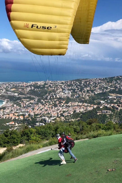 Jounieh: Activitate de parapantă cu pilot feminin