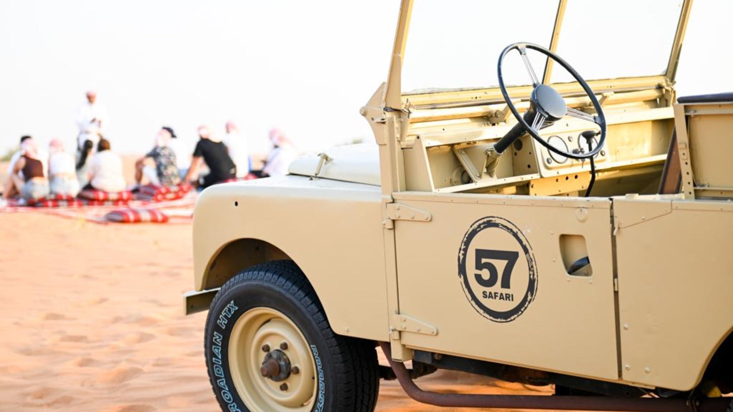 Dubai: 57 Oldtimer-Land-Rover-Fahrt und Frühstück mit einem Beduinen