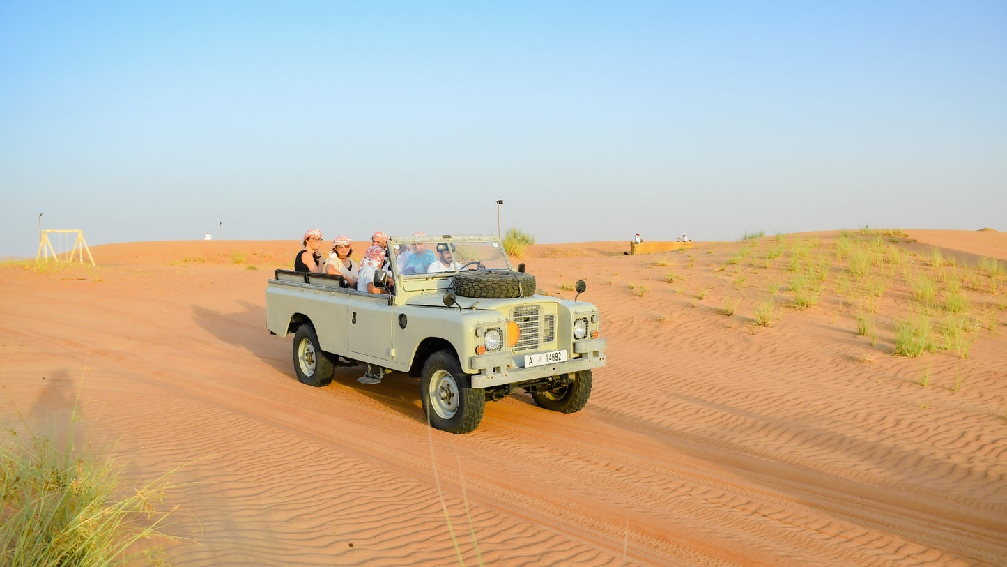 Dubai: 57 Oldtimer-Land-Rover-Fahrt und Frühstück mit einem Beduinen