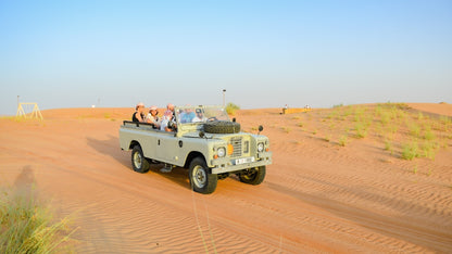 Dubai: 57 Oldtimer-Land-Rover-Fahrt und Frühstück mit einem Beduinen
