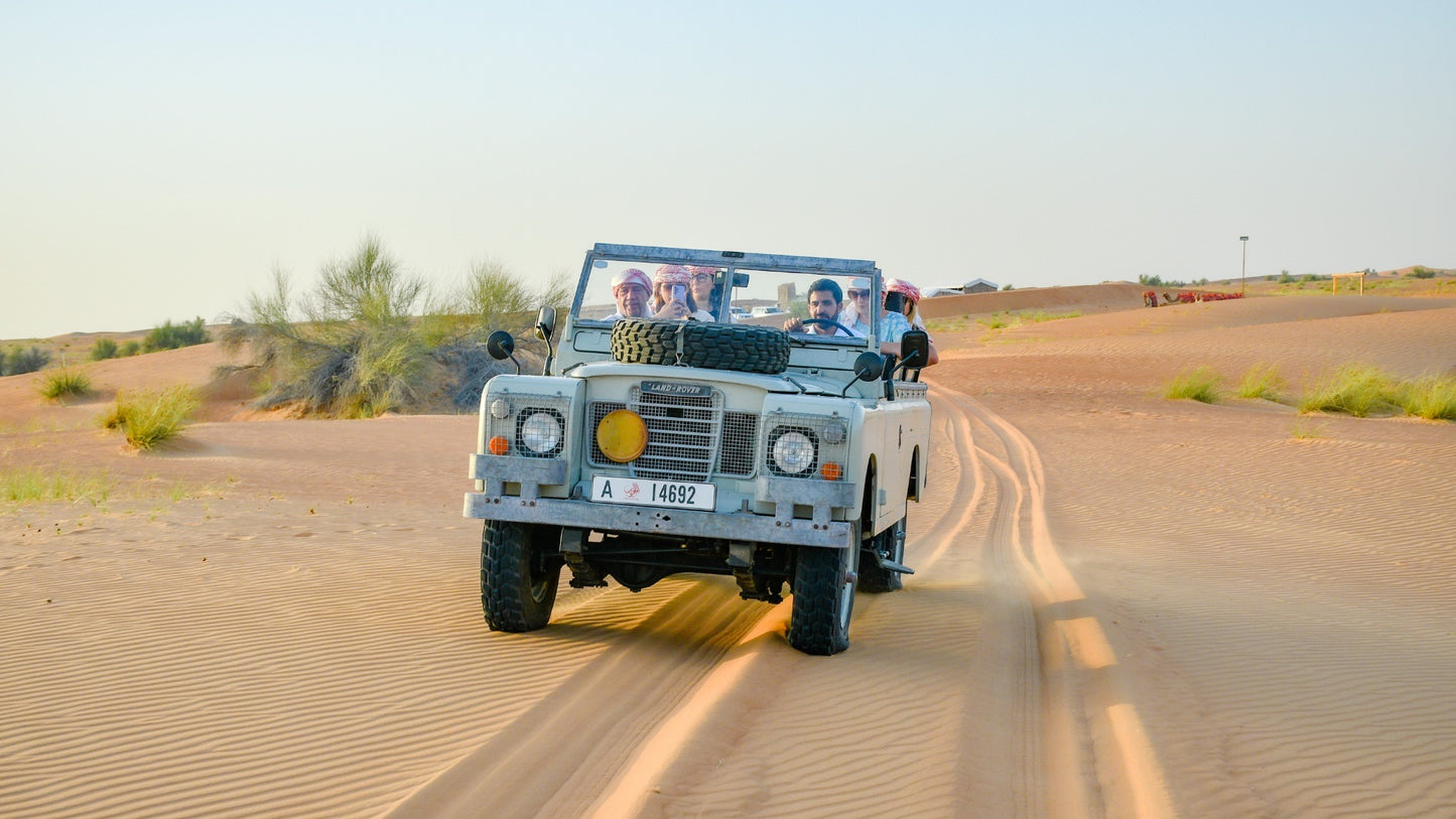 Dubai: 57 Oldtimer-Land-Rover-Fahrt und Frühstück mit einem Beduinen