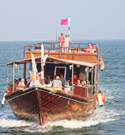 Doha: Private Dhow Boat Trip along Corniche