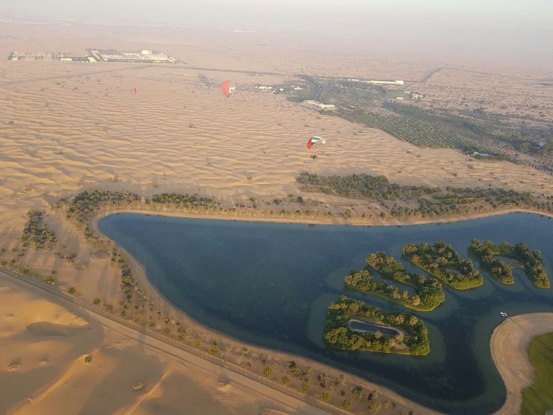 Dubai: deserto de paramotor visto de cima