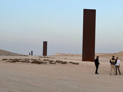 Doha: Westküste Katar, Kamelrennen und Wüstenskulpturen