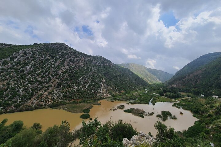 从贝鲁特出发：Jabal El Arbaaine、梦想宫、Oyoun El Samak 和 Zahlan 石窟一日游