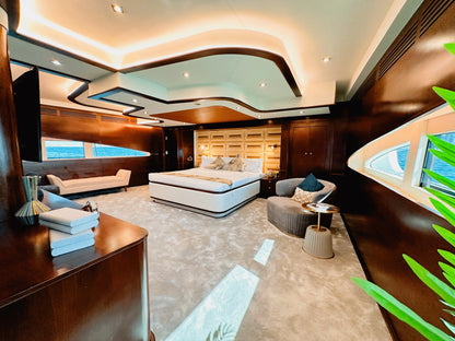 Dubai: Stardom Boat 140 ft Private Boat Trip
