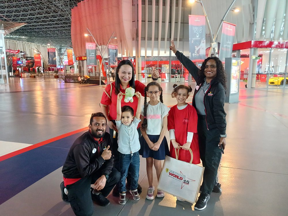 Абу-Даби: Частный тур с билетом на вход в Ferrari World