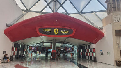 Абу-Даби: Частный тур с билетом на вход в Ferrari World
