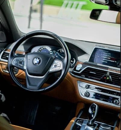 Doha: noleggio auto privata BMW serie 7 730 con autista