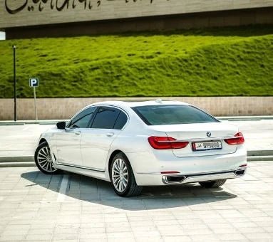 Doha: noleggio auto privata BMW serie 7 730 con autista