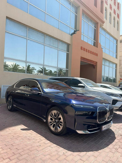 Доха: аренда частного автомобиля BMW 7-series 740 с водителем