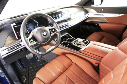 Доха: аренда частного автомобиля BMW 7-series 740 с водителем