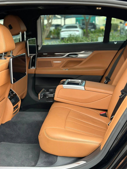 Doha: noleggio auto privata BMW serie 7 730 con autista