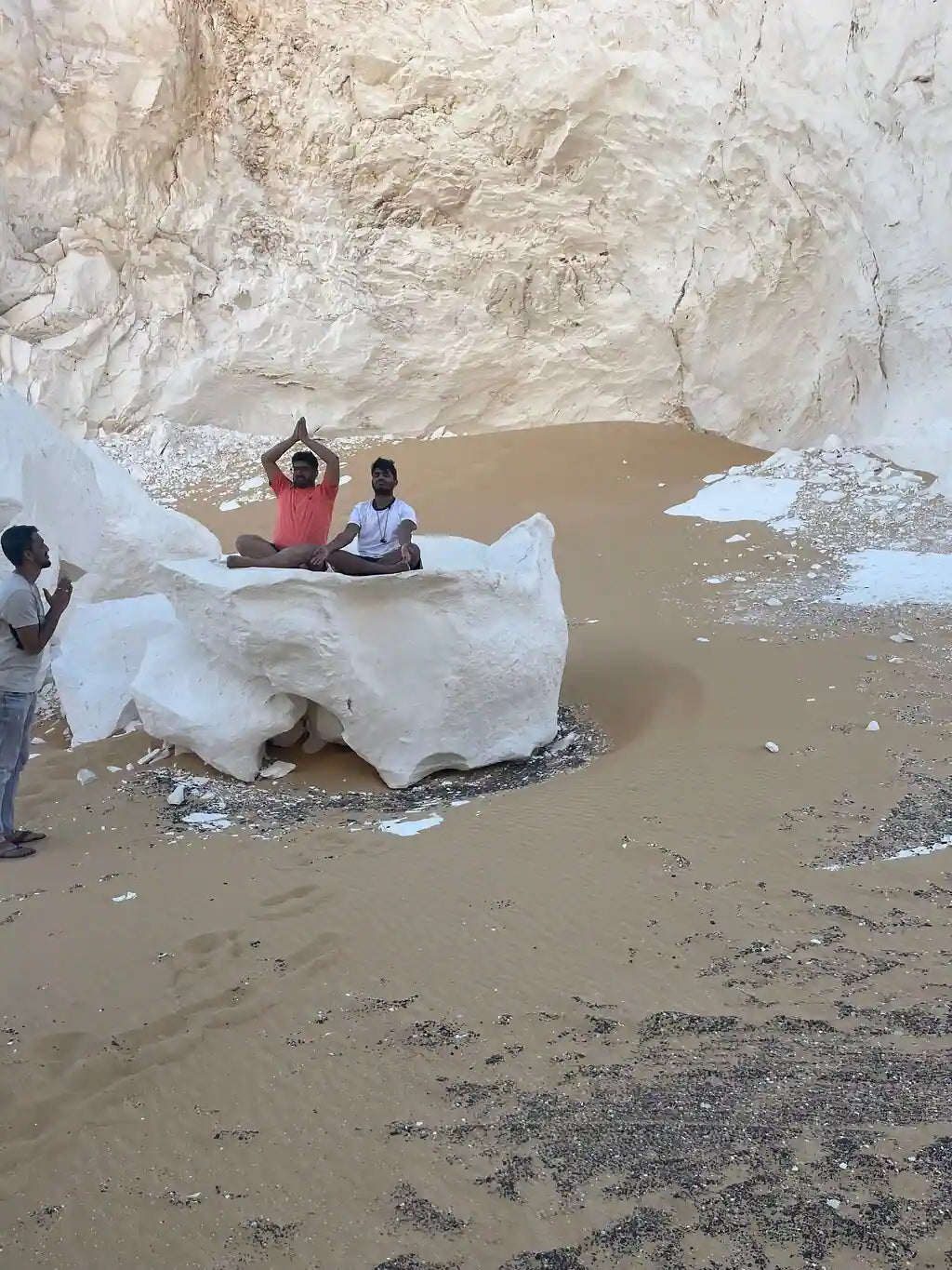 Cairo: Excursão Privada de 2 Dias para o Oásis de Bahariya com Tour pelo Deserto Negro e Branco