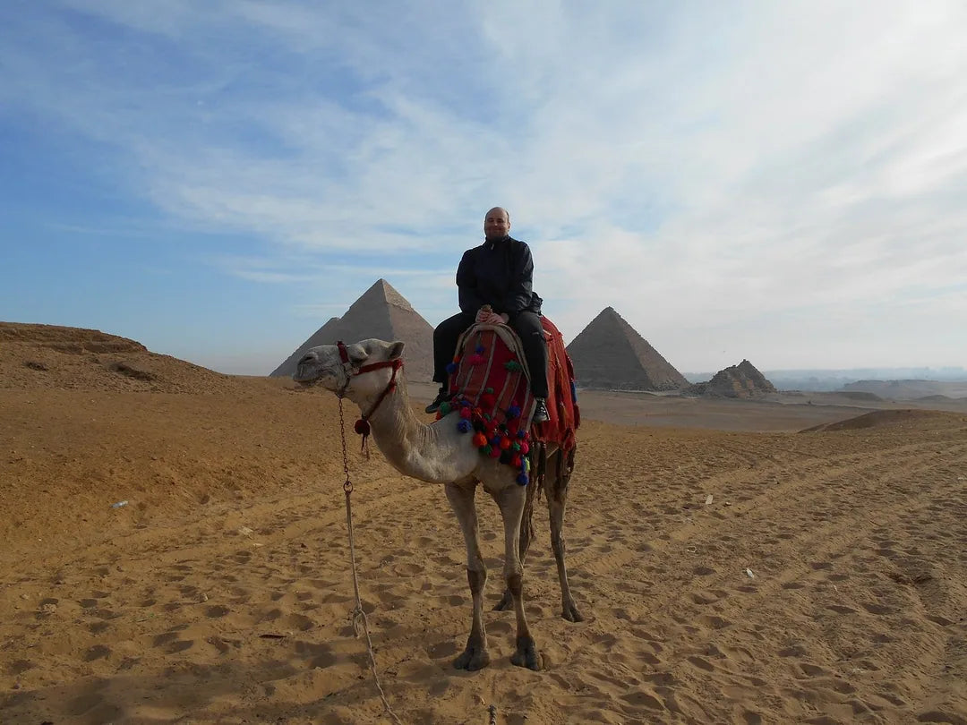 Le Caire : visite privée d'une demi-journée des pyramides en balade à dos de chameau ou en calèche