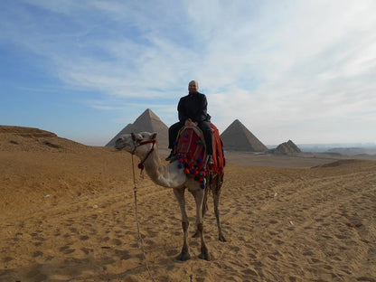 Le Caire : visite privée d'une demi-journée des pyramides en balade à dos de chameau ou en calèche