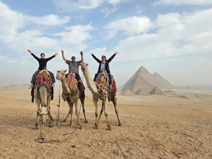 Le Caire : visite privée d'une demi-journée des pyramides en balade à dos de chameau ou en calèche