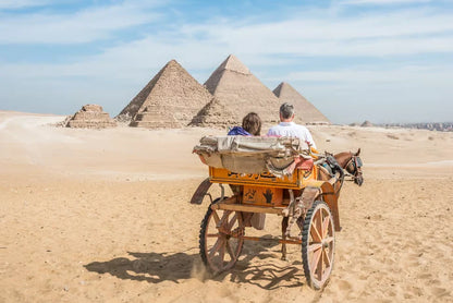 Le Caire : visite privée d'une demi-journée des pyramides en balade à dos de chameau ou en calèche