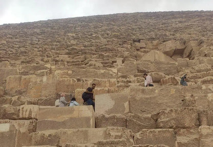 Kair: Prywatna wycieczka po piramidach w Gizie, Sakkarze i Memfis z przewodnikiem-egiptologiem