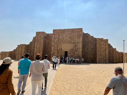 Kair: Prywatna wycieczka po piramidach w Gizie, Sakkarze i Memfis z przewodnikiem-egiptologiem