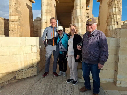 Kair: Prywatna wycieczka po piramidach w Gizie, Sakkarze i Memfis z przewodnikiem-egiptologiem