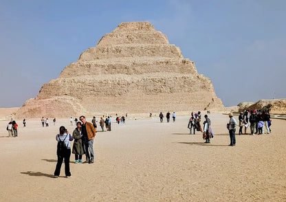 Kair: Prywatna wycieczka po piramidach w Gizie, Sakkarze i Memfis z przewodnikiem-egiptologiem