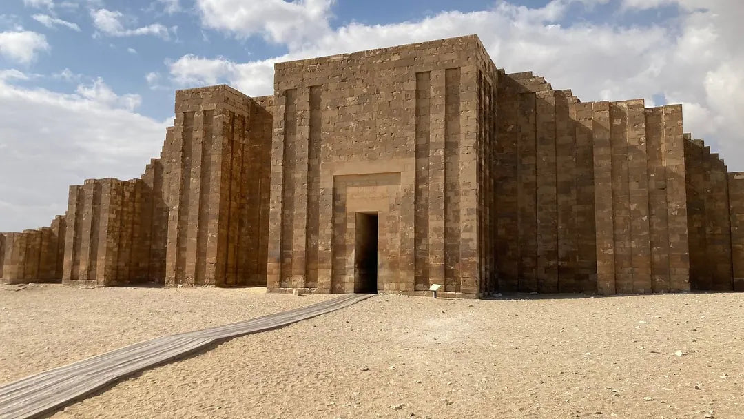 Kair: Prywatna wycieczka po piramidach w Gizie, Sakkarze i Memfis z przewodnikiem-egiptologiem