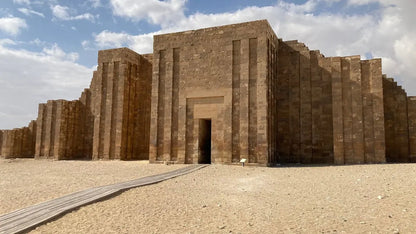 Kair: Prywatna wycieczka po piramidach w Gizie, Sakkarze i Memfis z przewodnikiem-egiptologiem