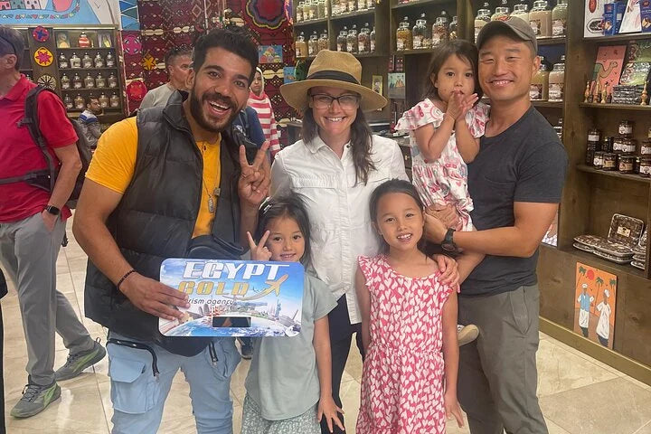 Kair: Prywatna wycieczka po piramidach w Gizie, Sakkarze i Memfis z przewodnikiem-egiptologiem